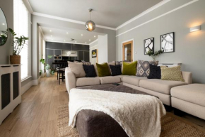 Stylish Central Apartment with Parking & Lift